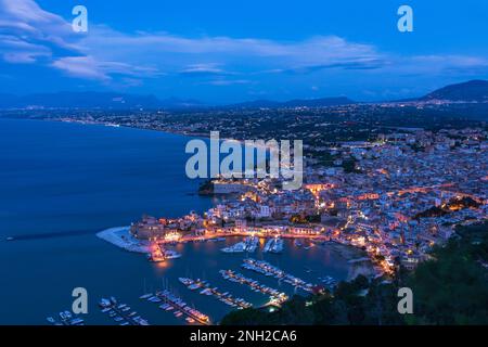 Panoramablick auf die Stadt Castellammare del Golfo bei Einbruch der Dunkelheit, Sizilien Stockfoto