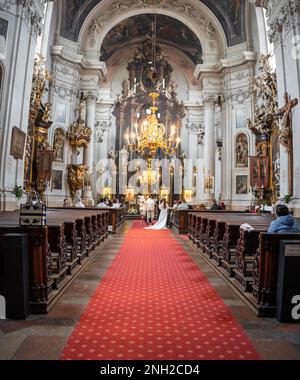 Prag, Tschechische republik - 8. Oktober 2022: Das Innere der Kirche St. Clement. Zeremonie mit Icons im Inneren der Kirche. Stockfoto