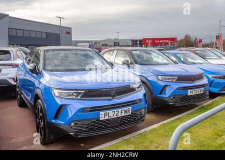 2022 Blue VAUXHALL MOKKA, Crossover kleiner SUV, neue und gebrauchte Elektroautos werden auf dem Vorplatz und Ausstellungsraum des Autohändlers in Preston UK zum Verkauf angeboten Stockfoto