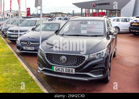 2021 Black Electic MG ZS Exclusive EV, 143 Electric 44,5Kwh Auto-SUV Strom 105 kW; Neu- und Gebrauchtwagen werden bei VAUXHALL Autohändlern ausgestellt, Vorplatz und Ausstellungsraum, Preston, Großbritannien Stockfoto