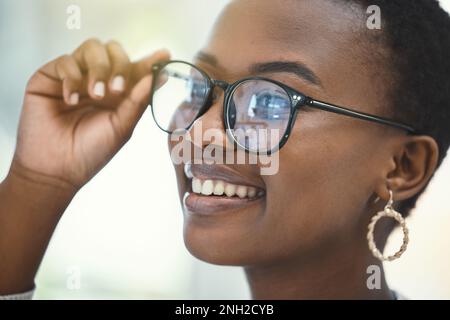 Ich sehe mich selbst in dieser Firma wachsen. Nahaufnahme einer jungen Geschäftsfrau mit Brille. Stockfoto