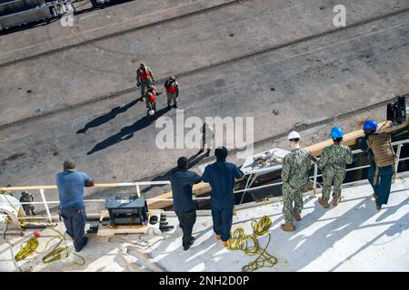 221208-N-DF135-1043 USA MARINESTÜTZPUNKT GUANTANAMO BAY, Kuba (8. Dezember 2022) Seeleute und Zivilisten, die dem Krankenschiff USNS Comfort (T-AH 20) zugeteilt sind, bereiten sich auf das Anlegen in den USA vor Marinestützpunkt Guantanamo Bay, Kuba, 8. Dezember 2022. Comfort wird in der US 4.-Flotte eingesetzt, um die anhaltende Promise 2022, eine humanitäre Hilfe und Kulanz Mission, die direkte medizinische Versorgung, expeditionäre tierärztliche Versorgung und Fachexpertenaustausch mit fünf Partnerländern in der Karibik, Mittel- und Südamerika. Stockfoto