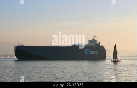 Mit Biokraftstoff betriebene Autosky roro-Fahrzeuge Trägerschiff verlässt den Hafen von Santander an einem ruhigen, nebligen Wintermorgen Santander Cantabria Spanien Stockfoto