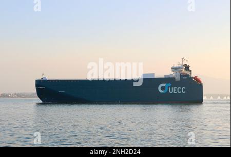 Mit Biokraftstoff betriebene Autosky roro-Fahrzeuge Trägerschiff verlässt den Hafen von Santander an einem ruhigen, nebligen Wintermorgen Santander Cantabria Spanien Stockfoto