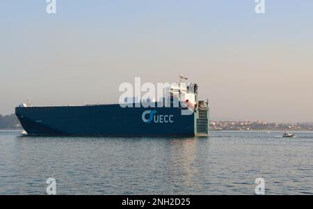 Mit Biokraftstoff betriebene Autosky roro-Fahrzeuge Trägerschiff verlässt den Hafen von Santander an einem ruhigen, nebligen Wintermorgen Santander Cantabria Spanien Stockfoto