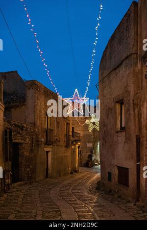 Eine charakteristische Gasse mit Weihnachtslichtern im mittelalterlichen Dorf Erice, Sizilien Stockfoto