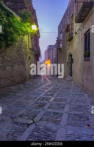 Eine charakteristische Gasse im mittelalterlichen Dorf Erice bei Einbruch der Dunkelheit, Sizilien Stockfoto