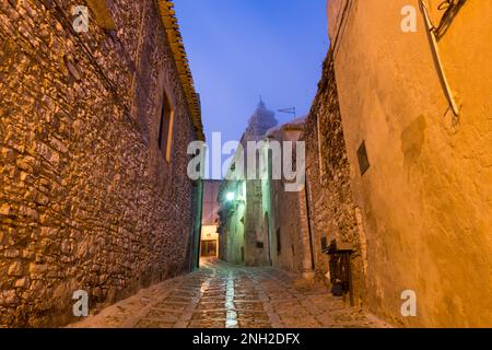 Eine charakteristische Gasse im mittelalterlichen Dorf Erice bei Einbruch der Dunkelheit, Sizilien Stockfoto