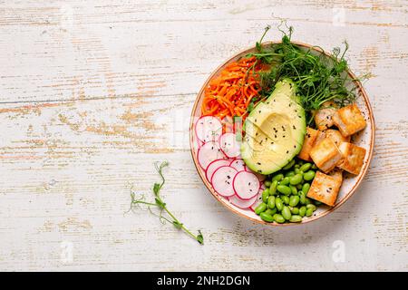 Buddha Schüssel asiatischer Salat mit Tofu-Käse. Gesundes veganes Essen, sauberes Essen, Diät. Stockfoto