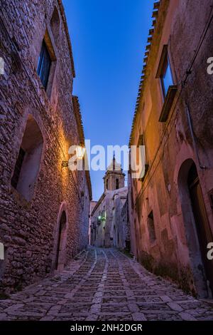 Eine charakteristische Gasse im mittelalterlichen Dorf Erice bei Einbruch der Dunkelheit, Sizilien Stockfoto