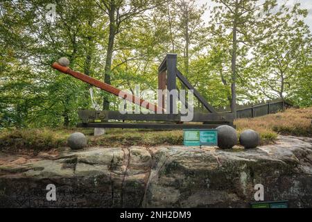 Mittelalterliche Nachbildung eines Riesenkatapults im Schloss Neurathen in der Nähe der Basteibrücke - Sachsen, Deutschland Stockfoto