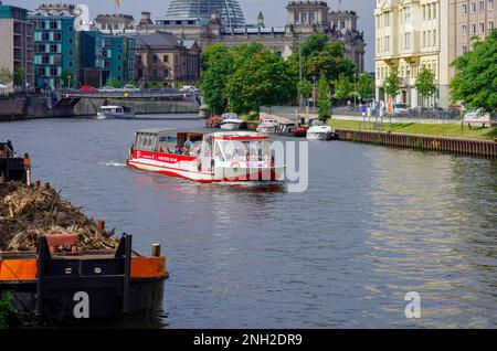 Berlin, Deutschland - 16. August 2012: Blick auf die Spree mit Ausflugsbooten in Richtung deutscher Bundestag, Berlin. Stockfoto