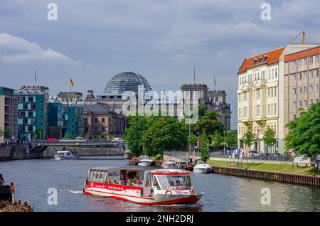 Berlin, Deutschland - 16. August 2012: Blick auf die Spree mit Ausflugsbooten in Richtung deutscher Bundestag, Berlin. Stockfoto
