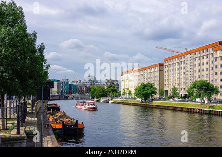 Blick auf die Spree mit Ausflugsbooten in Richtung des Deutschen Bundestages im ehemaligen Reichstagsgebäude, Regierungsviertel Berlin. Stockfoto