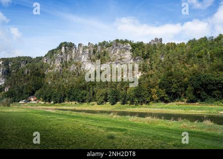 Elbsandsteingebirge in Rathen in der Nähe der Basteibrücke (Basteibrücke) - Sachsen, Deutschland Stockfoto