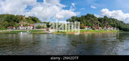 Panoramablick auf die Skyline von Rathen an der Elbe - Tor zur Bastei-Brücke (Basteibrücke) - Sachsen, Deutschland Stockfoto