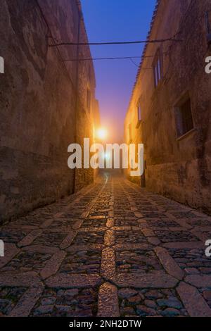 Eine charakteristische Gasse im mittelalterlichen Dorf Erice bei Einbruch der Dunkelheit, Sizilien Stockfoto