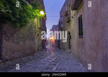 Eine charakteristische Gasse im mittelalterlichen Dorf Erice bei Einbruch der Dunkelheit, Sizilien Stockfoto