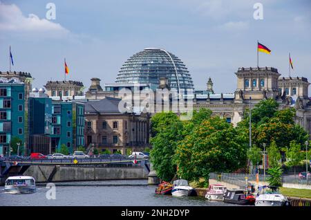Blick auf die Spree mit Ausflugsbooten in Richtung des Deutschen Bundestages im ehemaligen Reichstagsgebäude, Regierungsviertel Berlin. Stockfoto