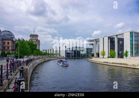 Berlin, Deutschland - 16. August 2012: Blick auf die Spree mit Ausflugsbooten in Richtung deutscher Bundestag, Berlin. Stockfoto