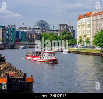 Berlin, Deutschland - 16. August 2012: Blick auf die Spree mit Ausflugsbooten in Richtung deutscher Bundestag, Berlin. Stockfoto
