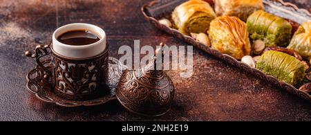 Traditionelle türkische, arabische Süßigkeiten Baklava mit türkischem Kaffee. Stockfoto