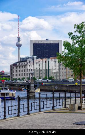 Malerische Lage am Ufer der Spree im Regierungsviertel gegenüber dem Fernsehturm auf der Alex, Berlin. Stockfoto