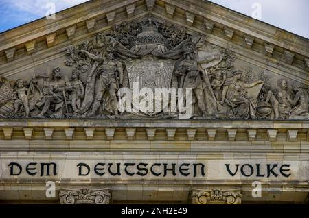 An das deutsche Volk, das ehemalige Reichstagsgebäude, den Sitz des Deutschen Bundestages, das deutsche volksparlament, in Berlin. Stockfoto