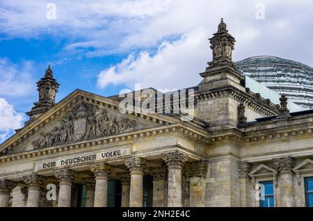 An das deutsche Volk, das ehemalige Reichstagsgebäude, den Sitz des Deutschen Bundestages, das deutsche volksparlament, in Berlin. Stockfoto