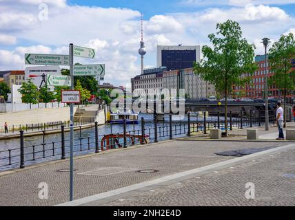 Malerische Lage am Ufer der Spree im Regierungsviertel gegenüber dem Fernsehturm auf der Alex, Berlin. Stockfoto