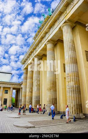 Berlin, Deutschland - 16. August 2012: Touristische Situation vor dem Brandenburger Tor, Pariser Platz, unter den Linden, nur zur redaktionellen Verwendung. Stockfoto