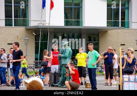 Straßenkünstler in Aktion, getarnt als bewaffnete Organe der DDR, unter den Linden, Berlin, Deutschland, Europa, 16. August 2012, nur zur redaktionellen Verwendung. Stockfoto