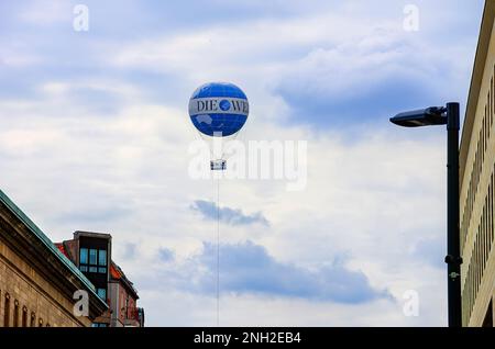 Der sogenannte World Balloon ist einer der größten Helium- und gefesselten Ballons der Welt, Berlin, Deutschland. Stockfoto