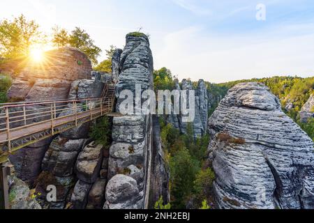 Steinformationen und Ruinen des Schlosses Neurathen in der Nähe der Basteibrücke - Sachsen Stockfoto