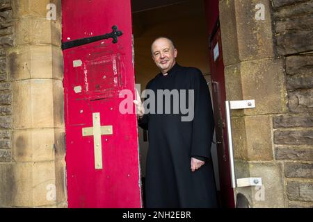 Anglikanischer Pfarrer in einer Kirche. Oldham. Manchester. Vereinigtes Königreich. Stockfoto