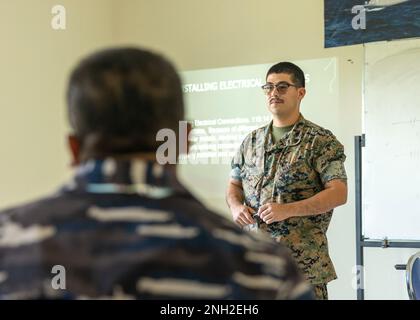 PANGKOARMADA II FLEET NAVY BASE, INDONESIEN (8. DEZEMBER 2022) – USA Marinekorps-Sergeant Mauro Cordero, Elektriker des Kampflogistikbataillons 13, 13. Marine Expeditionary Unit, unterrichtet indonesische Marinesoldaten während einer Ingenieurarbeitsgruppe für Zusammenarbeit über die Bereitschaft und Ausbildung von Wasserfahrzeugen 2022, 8. Dezember 2022. CARAT Indonesia ist eine bilaterale Übung zwischen Indonesien und den Vereinigten Staaten, die darauf abzielt, die regionale Sicherheitszusammenarbeit zu fördern, maritime Partnerschaften aufrechtzuerhalten und zu stärken und die maritime Interoperabilität zu verbessern. Im 28. Jahr besteht die KARAT-Serie aus multinationalen Übungen Stockfoto