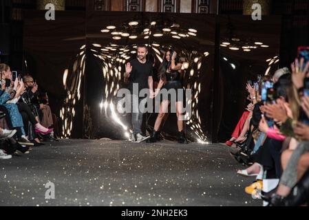 London, Großbritannien. 19. Februar 2023. Models laufen während der Aadnevik Herbstshow im Winter 2023 auf der London Fashion Week in London über die Laufbahn. Kredit: SOPA Images Limited/Alamy Live News Stockfoto