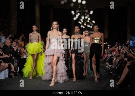 London, Großbritannien. 19. Februar 2023. Models laufen während der Aadnevik Herbstshow im Winter 2023 auf der London Fashion Week in London über die Laufbahn. Kredit: SOPA Images Limited/Alamy Live News Stockfoto