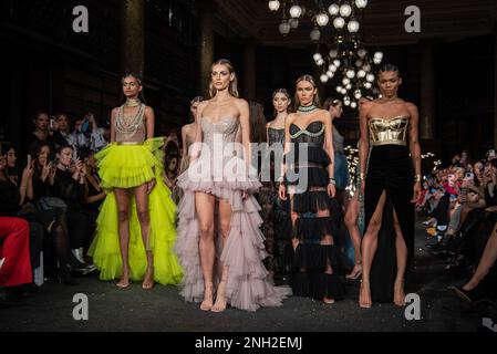 London, Großbritannien. 19. Februar 2023. Models laufen während der Aadnevik Herbstshow im Winter 2023 auf der London Fashion Week in London über die Laufbahn. Kredit: SOPA Images Limited/Alamy Live News Stockfoto