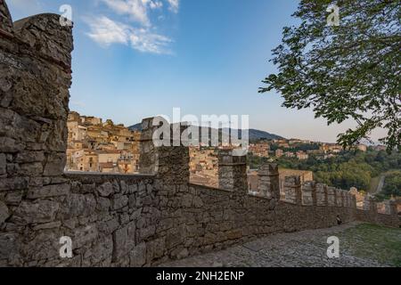 Zinnen verzierte Mauern der Burg Caccamo mit dem Dorf im Hintergrund, Sizilien Stockfoto