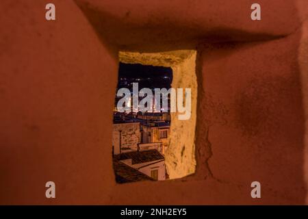 Nachtansicht auf Carini Stadt von einem Fenster auf die Burg La Grua-Talamanca, Carini Stockfoto