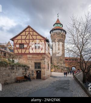 Blick auf die Nürnberger Burg (Kaiserburg) mit Sinwellturm (Sinwell-Turm) und Tiefer Brunnen (tiefer Brunnen) - Nürnberg, Bayern, Deutschland Stockfoto