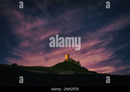 Nachtansicht auf das Schloss Cefalà Diana, Sizilien Stockfoto