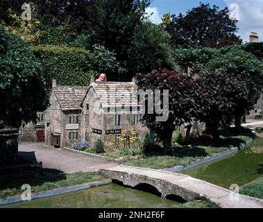 Cotswolds, Rissington Road. Das Old New Inn Public House und Model Village wurden von einem kleinen Team lokaler Handwerker gebaut. T Stockfoto