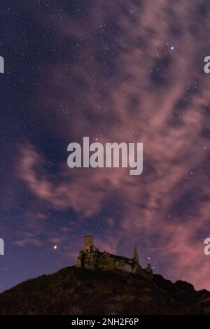 Nachtansicht auf das Schloss Cefalà Diana, Sizilien Stockfoto