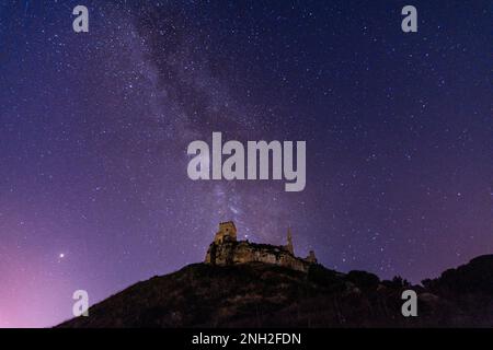 Nachtblick mit Milchstraße über das Schloss Cefalà Diana, Sizilien Stockfoto