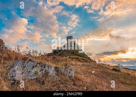 Panoramablick auf die Burg Cefalà Diana in der Abenddämmerung, Sizilien Stockfoto