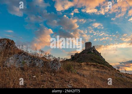 Panoramablick auf die Burg Cefalà Diana in der Abenddämmerung, Sizilien Stockfoto