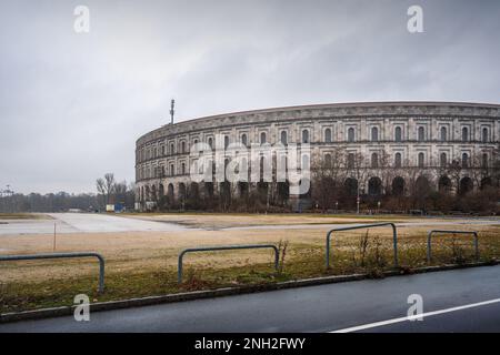 Blick auf die Kongresshalle des Nazi-Parteigeländes - Nürnberg, Bayern, Deutschland Stockfoto