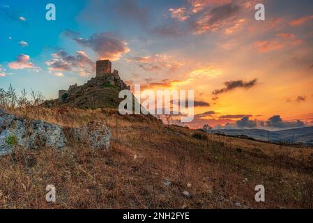 Panoramablick auf die Burg Cefalà Diana in der Abenddämmerung, Sizilien Stockfoto